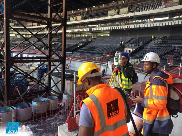 Ouvriers dans un stade